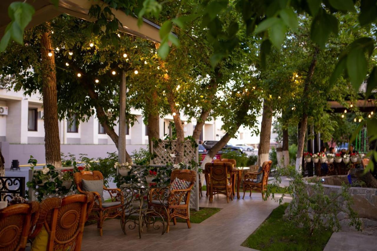 Medeu Hotell Qostanaj Exteriör bild
